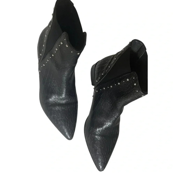 Size: 7.5 Pointed Toe Textured Studded Ankle Boot - Picture 3 of 6